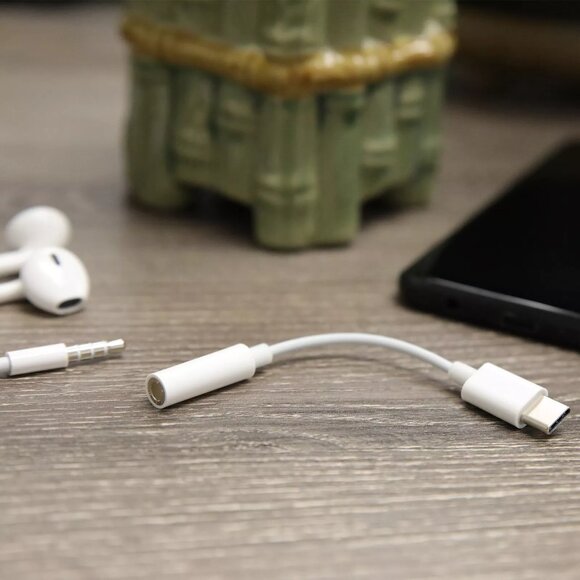 onn. USB-C to 3.5mm AUX Adapter White Cable - NEW in Box - Picture 3 of 4